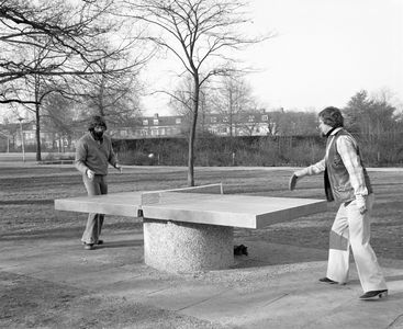 880923 Afbeelding van een openbare betonnen tafeltennistafel in het Majellapark te Utrecht.